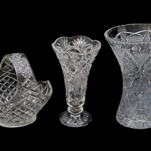 שלושה כלי קריסטל מלוטשים בעבודת יד (שני אגרטלים בגדלים שונים וסלסלה)