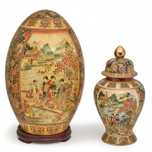 2 חפצי נוי סינים דקורטיביים בסגנון 'סטסומה' (Satsuma) יפני מעוטרים