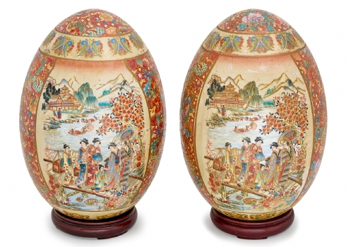 2 חפצי נוי סינים דקורטיביים בסגנון 'סטסומה' (Satsuma) יפני מעוצבים בצורת ביצים