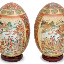 2 חפצי נוי סינים דקורטיביים בסגנון 'סטסומה' (Satsuma) יפני מעוצבים בצורת ביצים