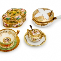 4 חפצי פורצלן עתיקים וחתומים, מעוטרים ציורי באמייל פוליכרום ובזהב