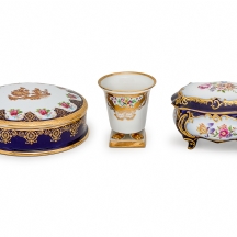 3 חפצי פורצלן שונים ומעוטרים, שתי הקופסאות חתומות