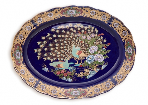 מגש פורצלן יפני, אובלי מעוטר הדפס בדמות זוג טווסים, חתום