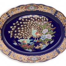 מגש פורצלן יפני, אובלי מעוטר הדפס בדמות זוג טווסים, חתום