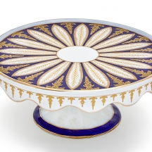 מעמד פורצלן להגשת עוגה מעוטר בקובלט כחול ובזהב, חתום