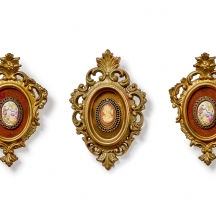 3 מיניאטורות לתלייה על הקיר עשויות חומרים שונים, מסגרות עשויות חומר יצוק, חתומות