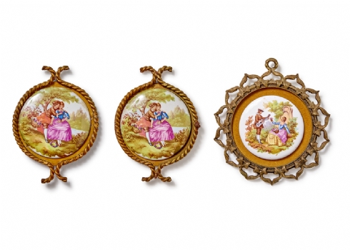 3 מיניאטורות אמריקאיות עשויות מתכת ומדליוני פורצלן מעוטרים בהדפסים