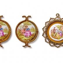 3 מיניאטורות אמריקאיות עשויות מתכת ומדליוני פורצלן מעוטרים בהדפסים