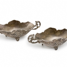 2 כלי פיוטר מוכספים מעוצבים בצורת סירות מסוגננות, לא חתומים