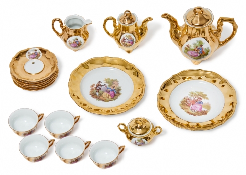 חלקי סט פורצלן ישראלי מתוצרת נעמן, מעוטר בהדפסים של סצנות חיזור גאלנטיות ובזהב