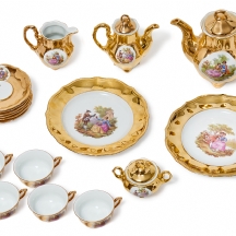 חלקי סט פורצלן ישראלי מתוצרת נעמן, מעוטר בהדפסים של סצנות חיזור גאלנטיות ובזהב