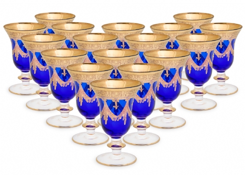 17 גביעי יין גדולים עשויים זכוכית קובלט כחולה ומעוטרים זהב