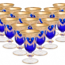 17 גביעי יין גדולים עשויים זכוכית קובלט כחולה ומעוטרים זהב