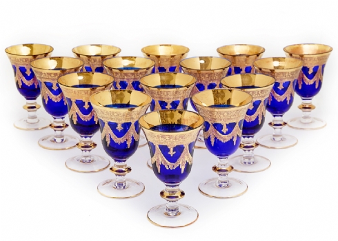 17 גביעי יין גדולים עשויים זכוכית קובלט כחולה, ומעוטרים זהב