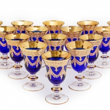 17 גביעי יין גדולים עשויים זכוכית קובלט כחולה, ומעוטרים זהב