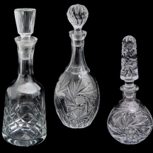 3 דקנטרים עשויים קריסטל מלוטש בעבודת יד, ופקקים תואמים, גדלים ודגמים שונים