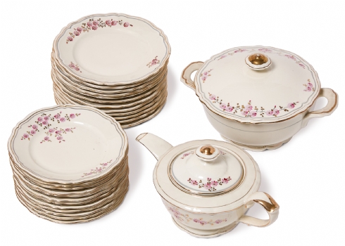 חלקי סט פורצלן מעוטרים בפרחים