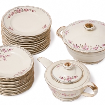 חלקי סט פורצלן מעוטרים בפרחים