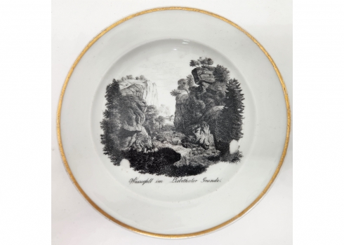 צלחת פורצלן גרמנית עתיקה מתוצרת  מייסן מעוטרת באמייל שחור וחתומה