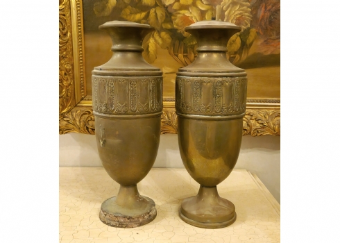 זוג אגרטלי מתכת עתיקים עשויים נחושת