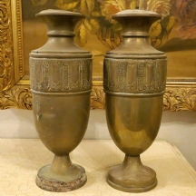 זוג אגרטלי מתכת עתיקים עשויים נחושת