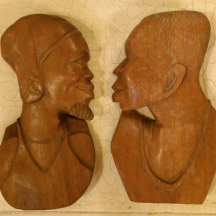 זוג קישוטי קיר אפריקאיים עשויים עץ מגולף בעבודה יד