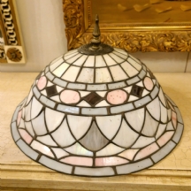 אהיל למנורה שולחנית ללא רגל עשוי זכוכית צבעונית חלבית בעבודת ויטראז'