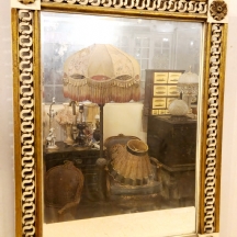 מראת קיר בסגנון עתיק עשוייה עץ מגולף ומוזהב