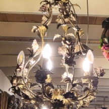 מנורת תקרה בסגנון צרפתי עתיק עשוייה מתכת ופרחים צבועיים באמייל