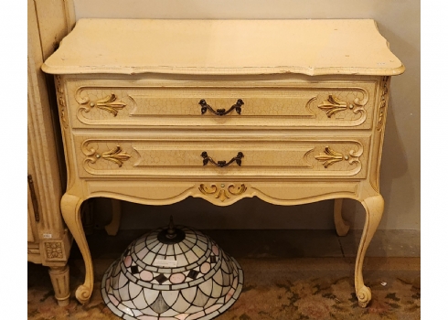 שידת מגירות בסגנון עתיק עשוייה עץ צבוע בגוון שמנת