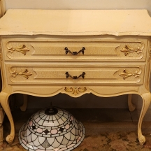 שידת מגירות בסגנון עתיק עשוייה עץ צבוע בגוון שמנת