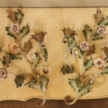 שתי מנורות קיר עשויות מתכת צבועה באמייל צבעוני