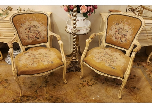 זוג כורסאות בסגנון צרפתי עתיק עשויות עץ וריפוד גובלן פרחוני