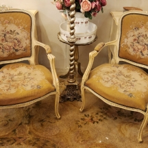 זוג כורסאות בסגנון צרפתי עתיק עשויות עץ וריפוד גובלן פרחוני