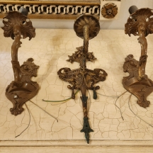 שלוש מנורות קיר בסגנון צרפתי עתיק עשויות מתכת