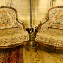 זוג כורסאות עשויות עץ מגולף בעבודת יד וריפוד גובלן