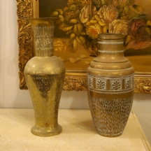 שני אגרטלי פליז מעוטרים (דגמים שונים)