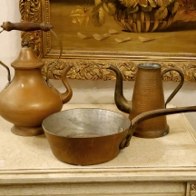 שלושה כלי מטבח עשויים נחושת וברזל