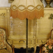 מנורת רצפה גבוהה עשויה מתכת ואהיל בד