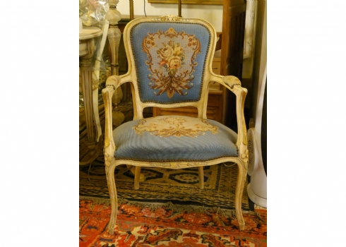 כורסא בסגנון צרפתי עתיק עשוייה עץ מגולף צבוע בגוון שמנת וריפוד גובלן