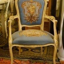 כורסא בסגנון צרפתי עתיק עשוייה עץ מגולף צבוע בגוון שמנת וריפוד גובלן