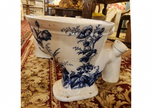 אסלה ויקטוריאנית עתיקה מהמאה ה19 עשויה חרסינה, מעוטרת בהדפס כחול, חתומה