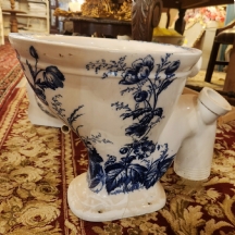 אסלה ויקטוריאנית עתיקה מהמאה ה19 עשויה חרסינה, מעוטרת בהדפס כחול, חתומה