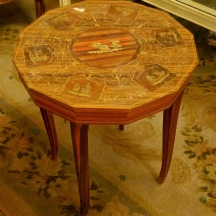 שולחן נוי עשוי עץ מעוטר דומיות בסגנון נאו-קלאסי (דמוי מרקטרי)