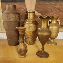 5 אגרטלי מתכת עשויים נחושת ופליז מעוטרים