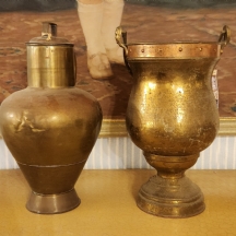 שני כלי מתכת עשויים נחושת ופליז