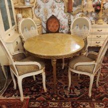 מערכת ריהוט לפינת אוכל - שולחן מתכת עשוי פליז ומשטח עליון עשוי אוניקס ו4 כסאות