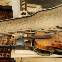 כינור עתיק בקופסא מקורית עם קשת