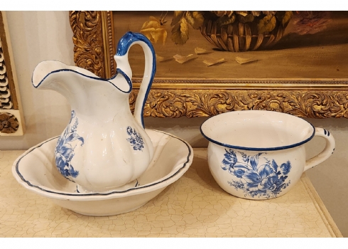 סט כלי חרסינה בסגנון דלפט חתומים, כוללים כד וקערה לרחצה וסיר לילה תואם