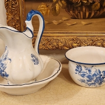 סט כלי חרסינה בסגנון דלפט חתומים, כוללים כד וקערה לרחצה וסיר לילה תואם